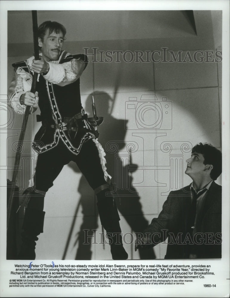 1983 Press Photo Peter O&#39;Toole Prepares To Swing in &quot;My Favorite Year&quot; - Historic Images