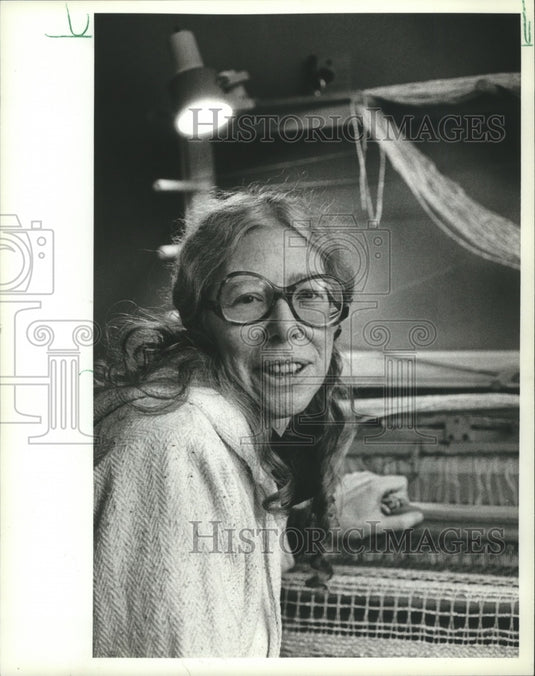 1982 Press Photo Joan McManus sits at her loom in her home - mjb20985 - Historic Images