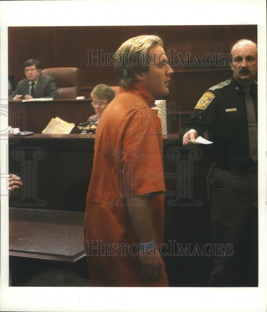 1993 Press Photo Leonard McDowell, leaving court after conviction, Milwaukee. - Historic Images