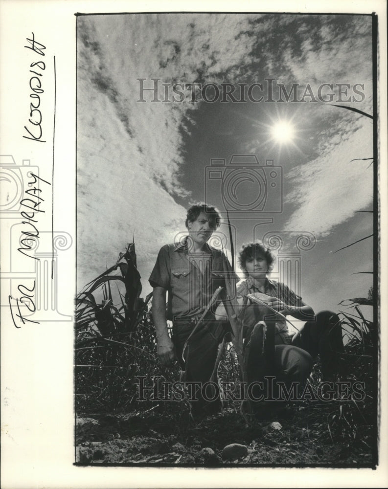 1985 Press Photo Farm Family Looks at Their Struggling Crops - Historic Images