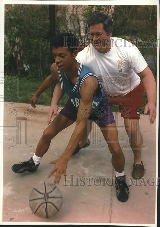 1994 Press Photo Steve Barbiere and Son Chris, Play Basketball in Driveway - Historic Images