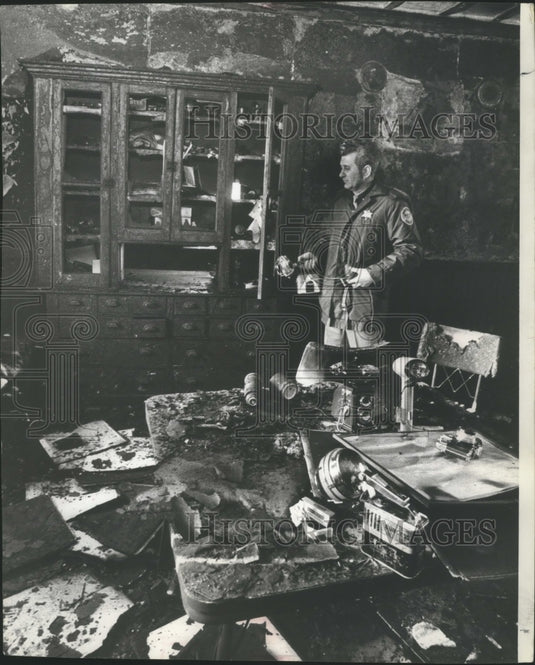 1972 Press Photo George Wanish Manitowoc Sheriff Inspects Fire Damage Wisconsin-Historic Images