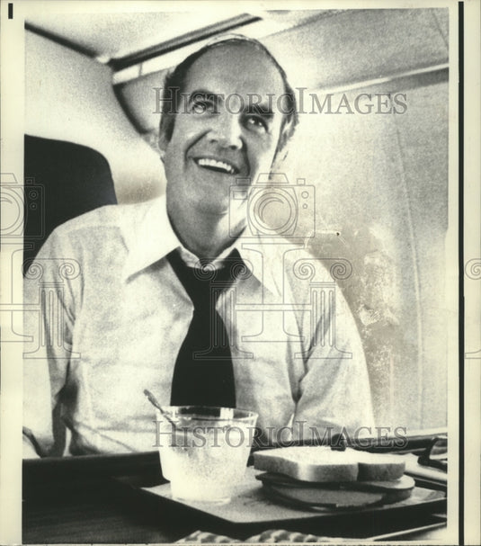 1972 Press Photo Democratic presidential candidate George McGovern at lunch - Historic Images