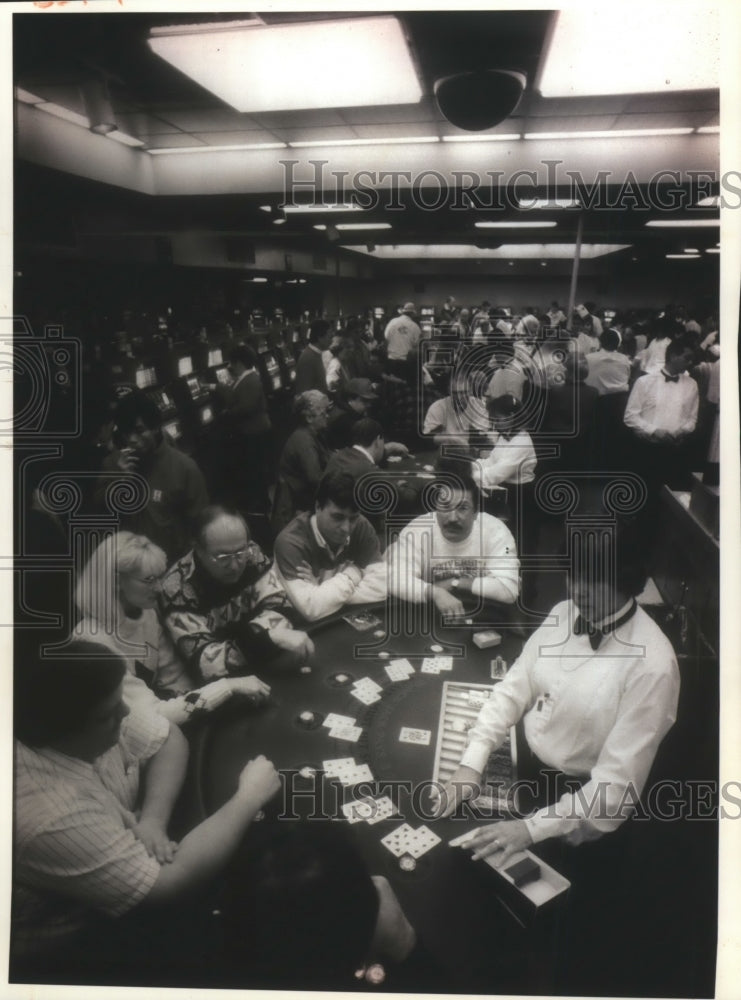 1993 Press Photo Gamblers at a casino in Wisconsin - mjb21283 - Historic Images