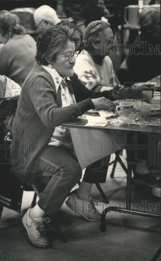 1992 Press Photo Philomena Thunder has lunch on Menominee Reservation in Kashena - Historic Images