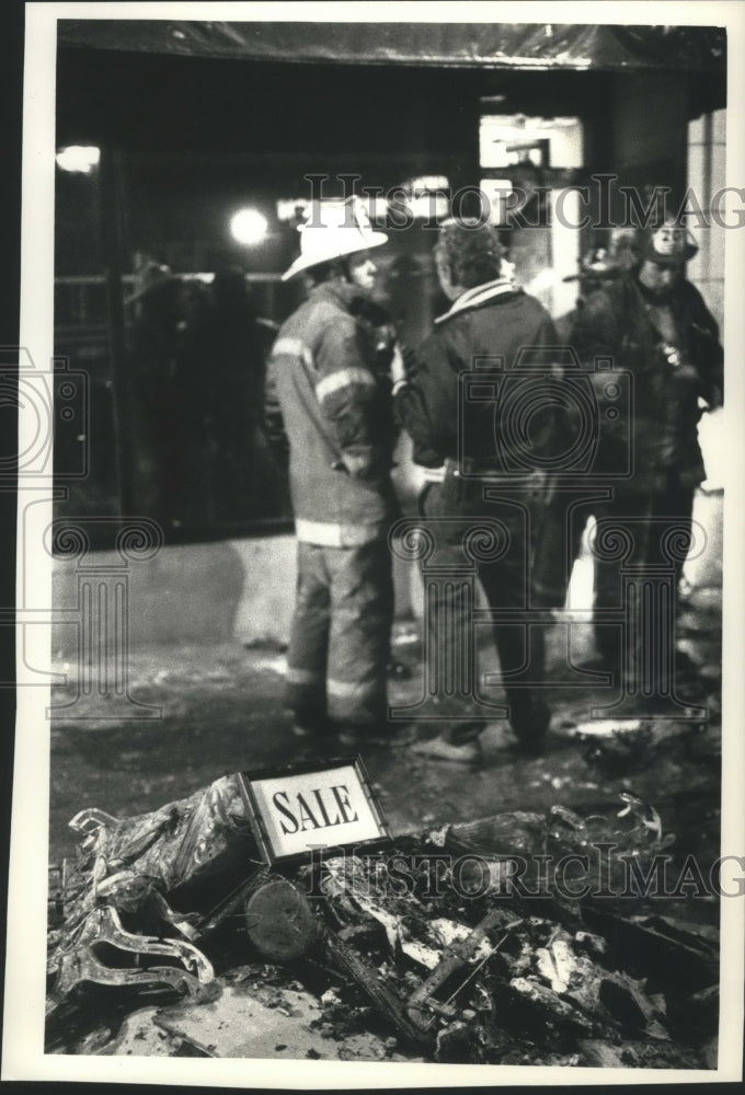 1991 Press Photo Firefighters talk after putting out a fire at Grand Avenue mall - Historic Images