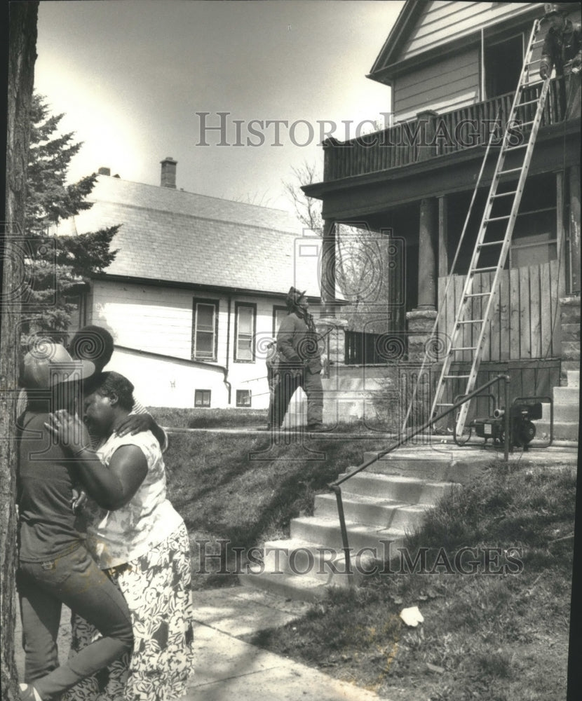 1993 Press Photo Duplex Residents Escape Milwaukee, Wisconsin Fire - Historic Images