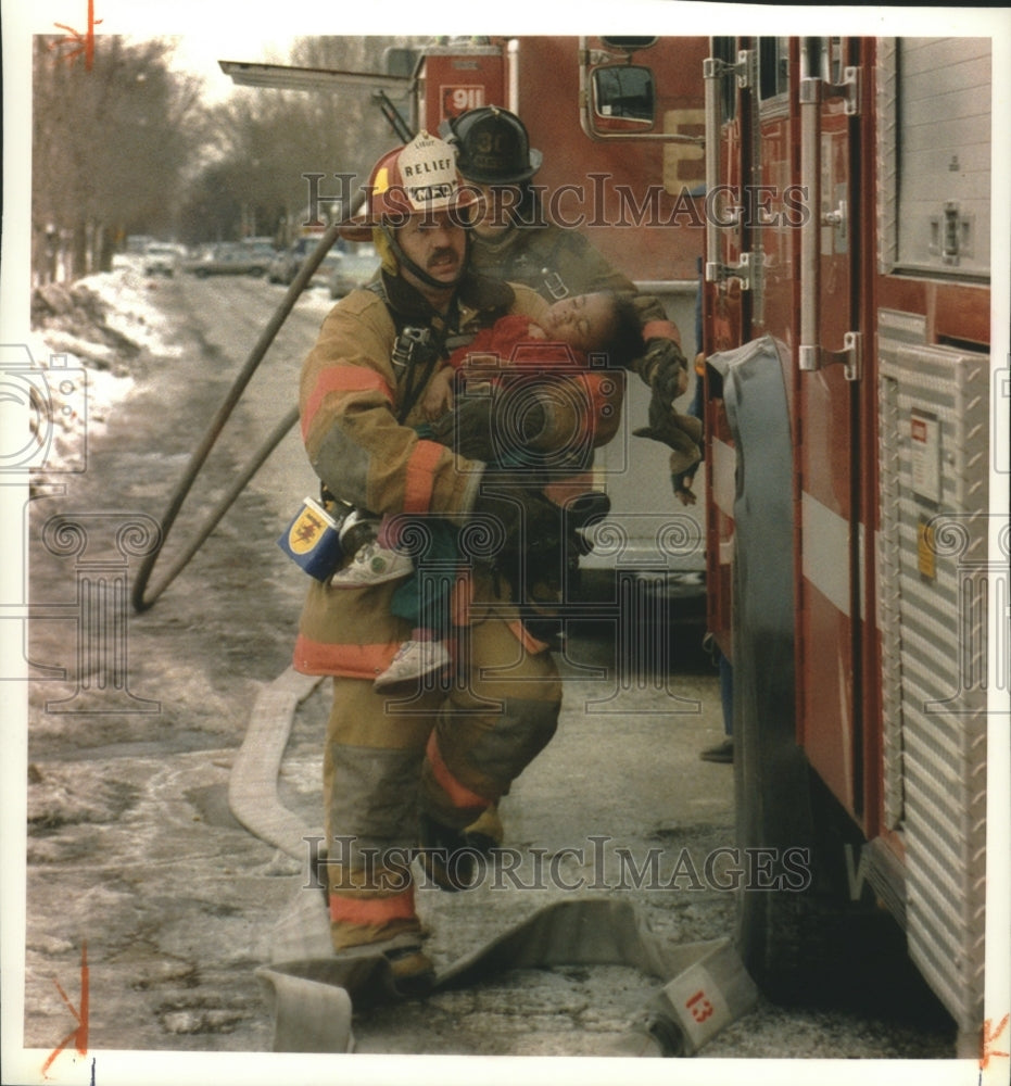 1994 Press Photo Randy Volk Firefighter Carrying Girl Trapped in Fire Wisconsin