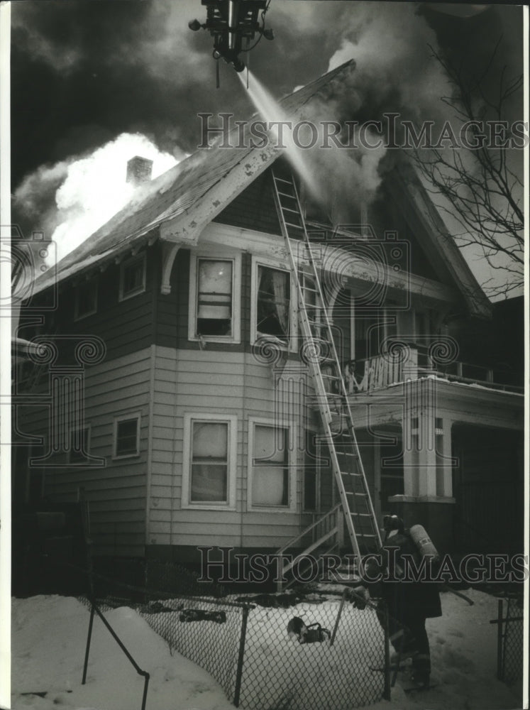 1994 Press Photo Firefighters Battle Blaze at House Fire in Milwaukee, Wisconsin - Historic Images