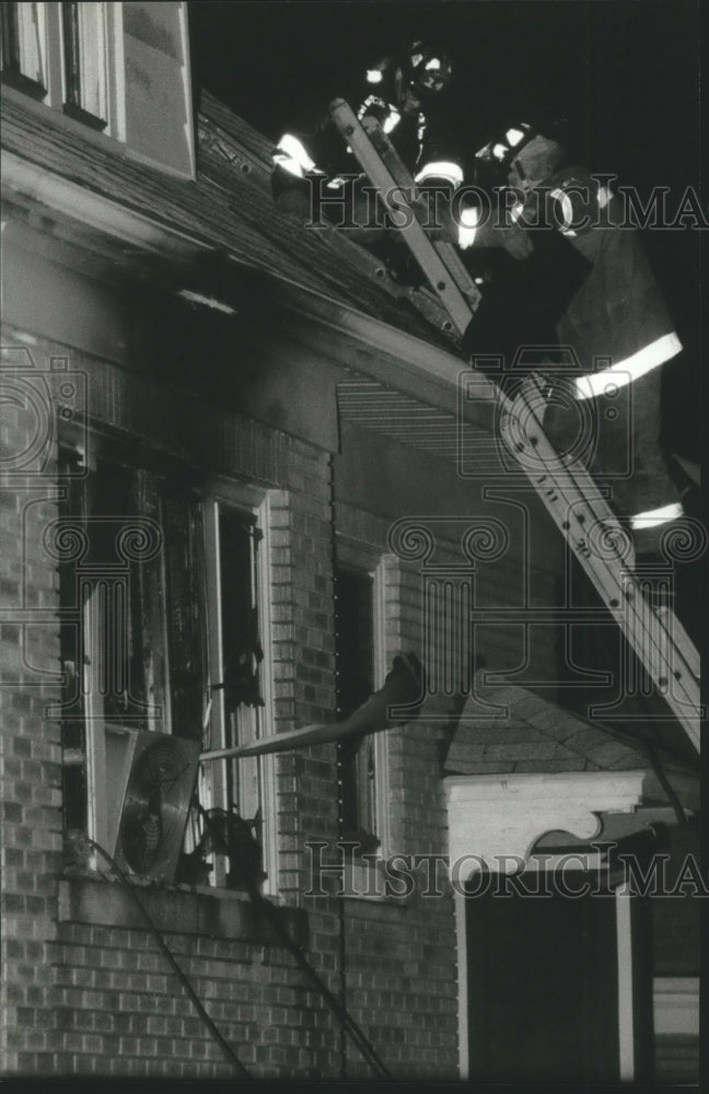 1993 Press Photo Fire Fighters Vent Smoke at Fatal Milwaukee, Wisconsin Fire - Historic Images