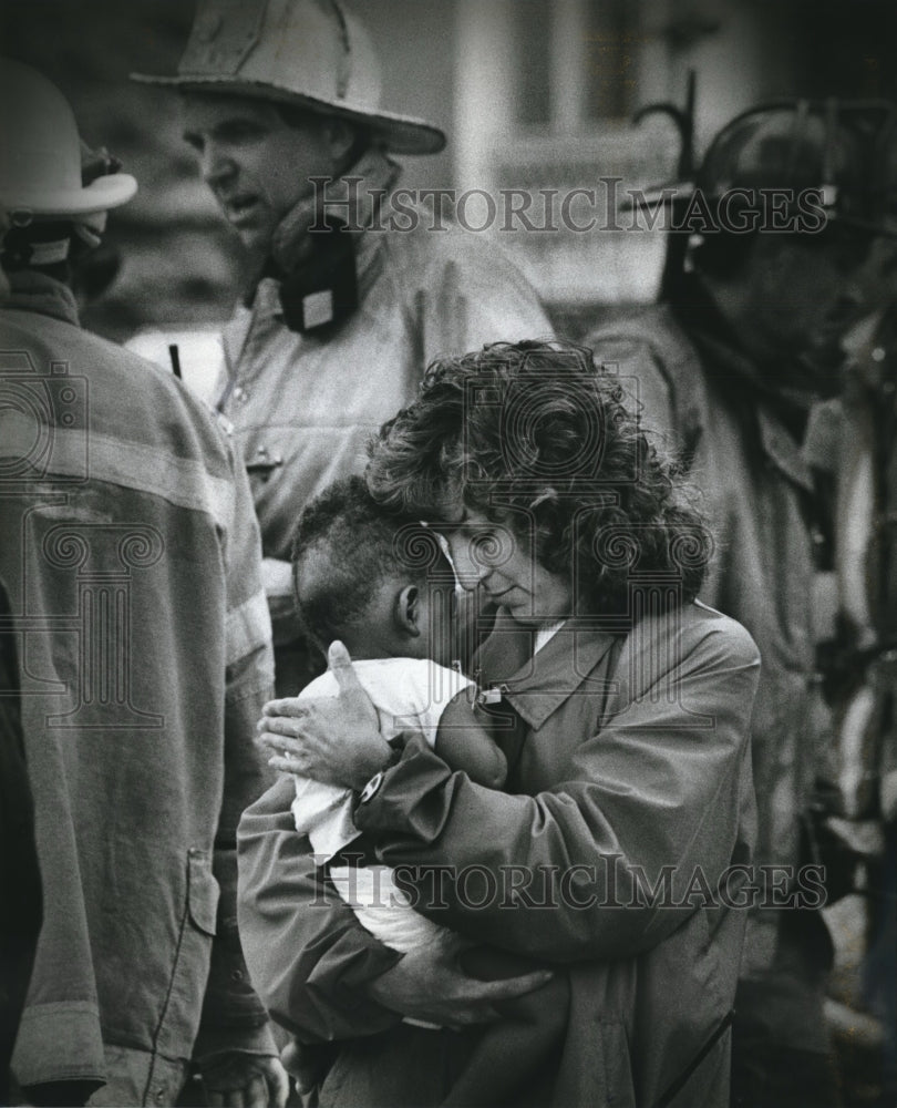 1992 Press Photo Nina Zealy Calms Gregory Mack After Milwaukee Fire Evacuation - Historic Images