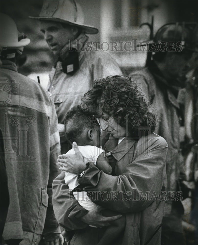 1992 Press Photo Nina Zealy Calms Gregory Mack After Milwaukee Fire Evacuation - Historic Images