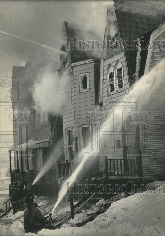1985 Press Photo Firefighters Battle House Fire Milwaukee, Wisconsin - Historic Images