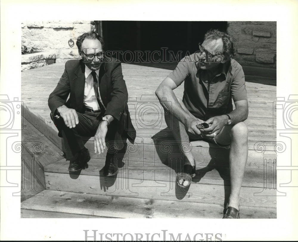 1981 Press Photo Robert Gard and Robert Graves at Aldebaran Farm Wisconsin - Historic Images