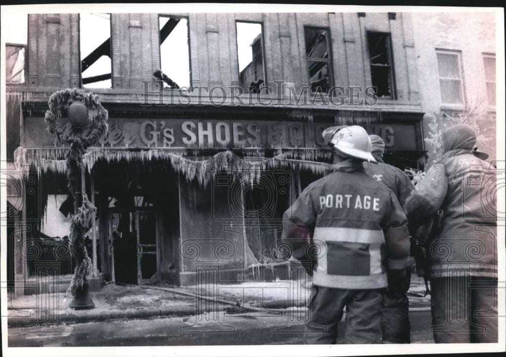 1994 Press Photo Firefighters survey burnt buildings in downtown Portage - Historic Images