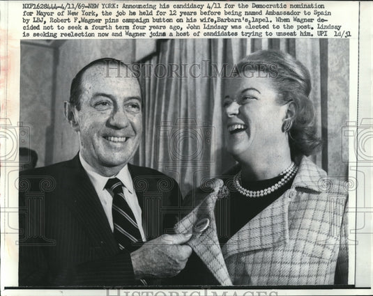 1969 Press Photo Robert Wagner pins campaign button on his wife, Barbara - Historic Images