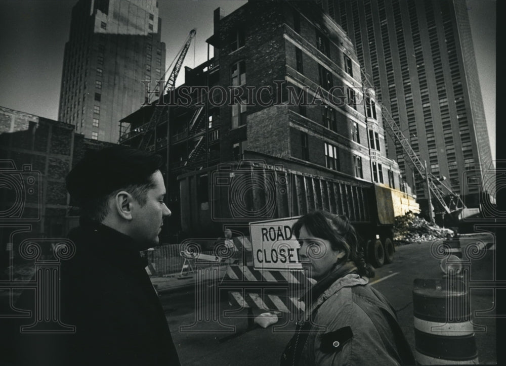 1991 Press Photo Guy Roesler and Debra Kryzaniak Outside Fire Site in Milwaukee - Historic Images