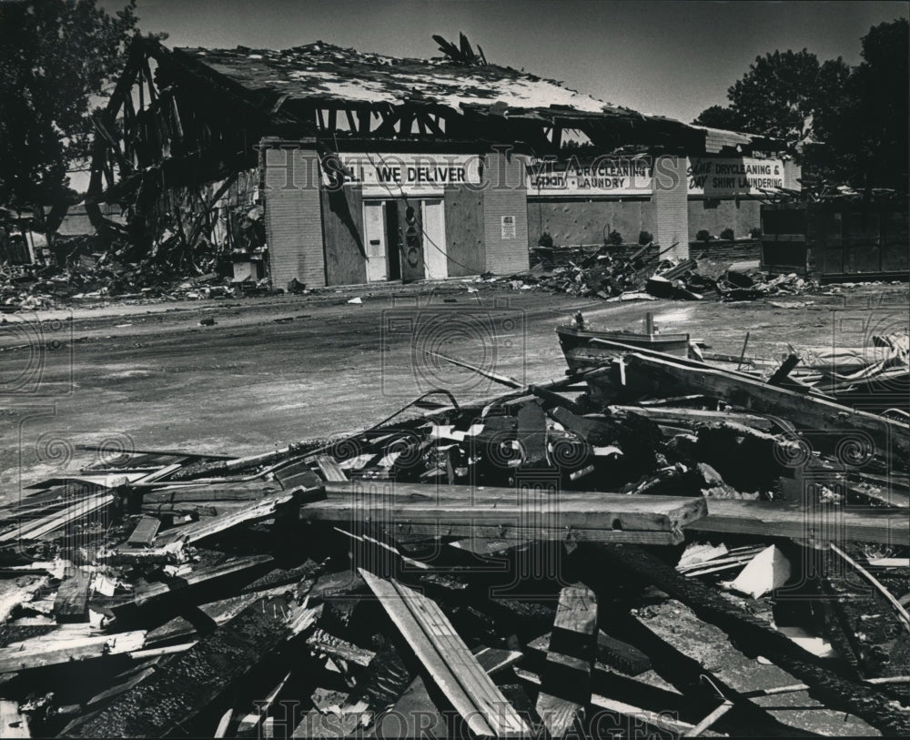 1991 Press Photo Food Lane Destroyed by Fire in Whitefish Bay, Wisconsin - Historic Images