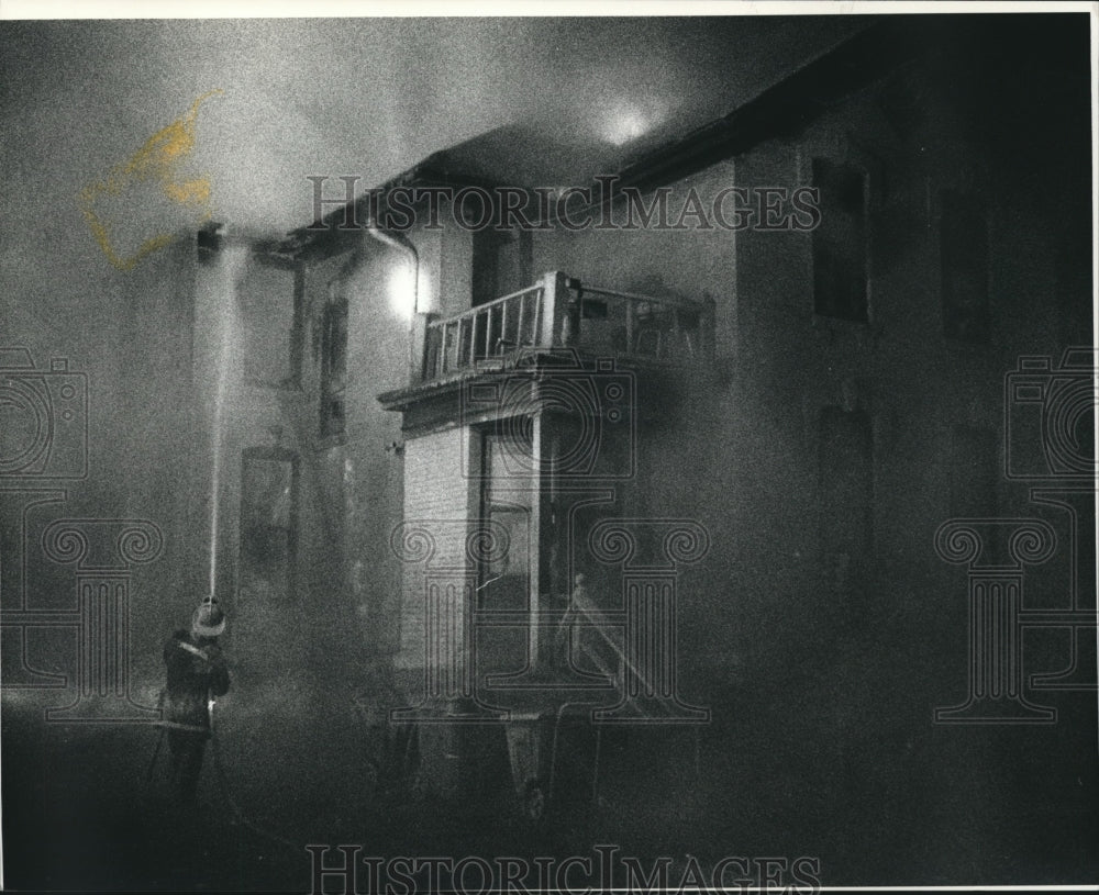 1989 Press Photo Milwaukee firefighters battle a blaze in freezing temperatures - Historic Images