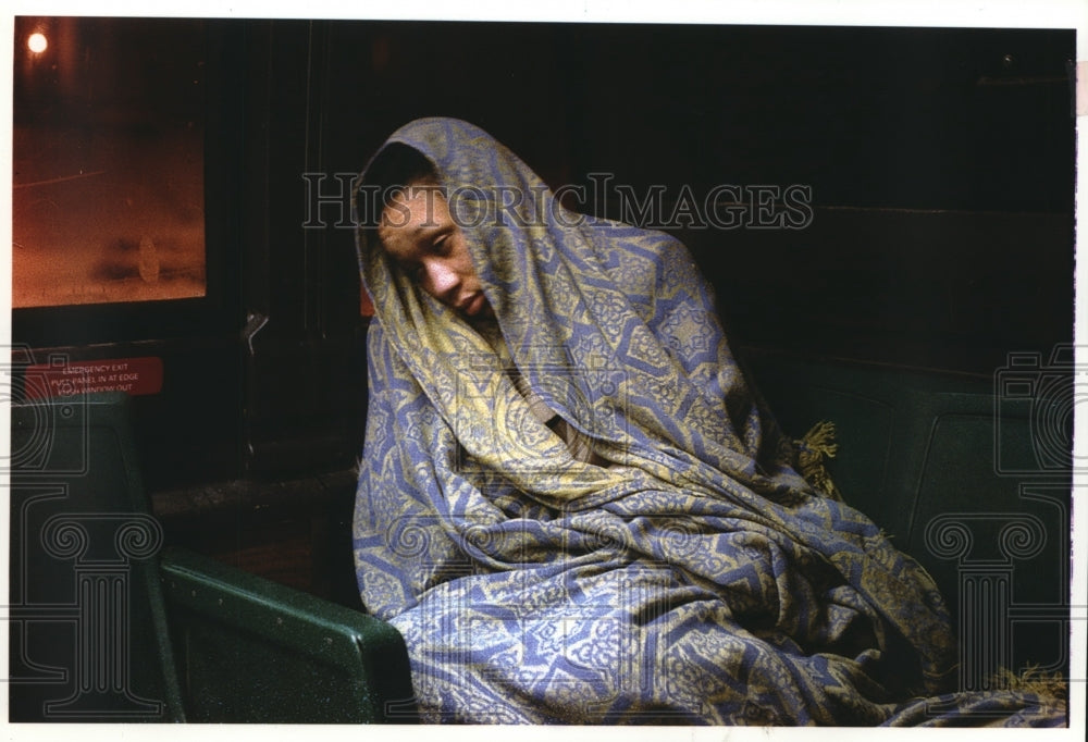 1994 Press Photo Denise Jewel recovers after escaping from a fire, Milwaukee - Historic Images