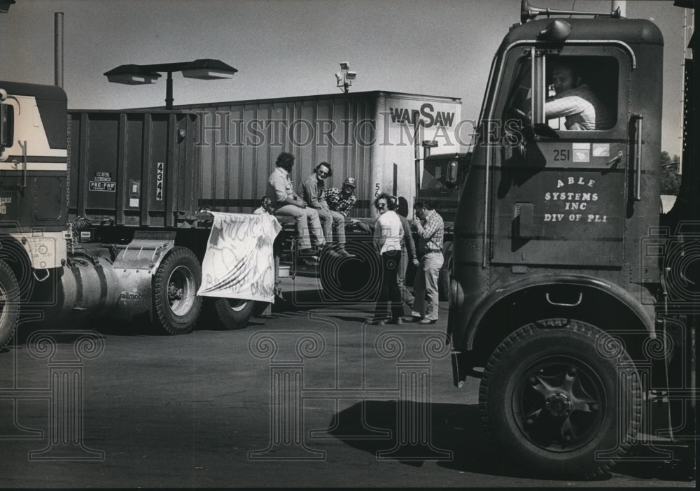 1979 Press Photo Truckers Gasoline Demonstration Wisconsin - Historic Images