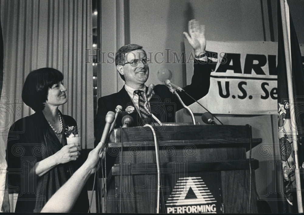 1986 Press Photo Ed and Betty Garvey Thanking Supporters for Victory - Historic Images