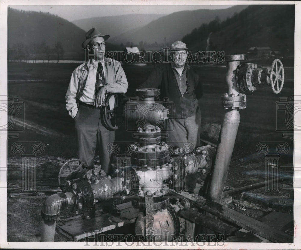 1951 Press Photo Dorcie Calhoun &amp; J.W. Gullborg beside original well on farm - Historic Images