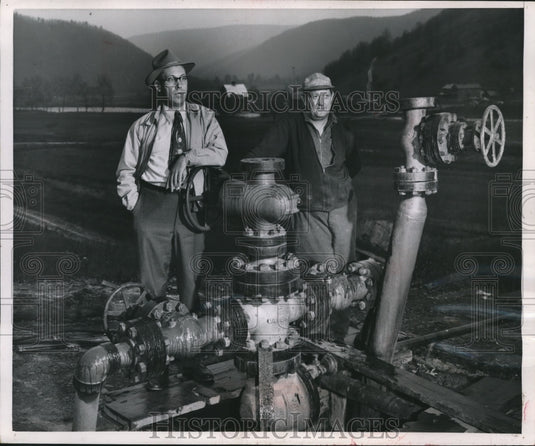 1951 Press Photo Dorcie Calhoun & J.W. Gullborg beside original well on farm - Historic Images