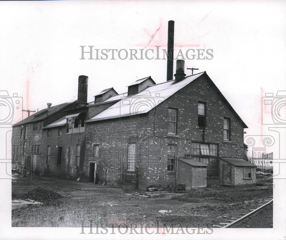 1960 Press Photo Marinette Gas House, Last in Wisconsin, Closes - mjb21648 - Historic Images