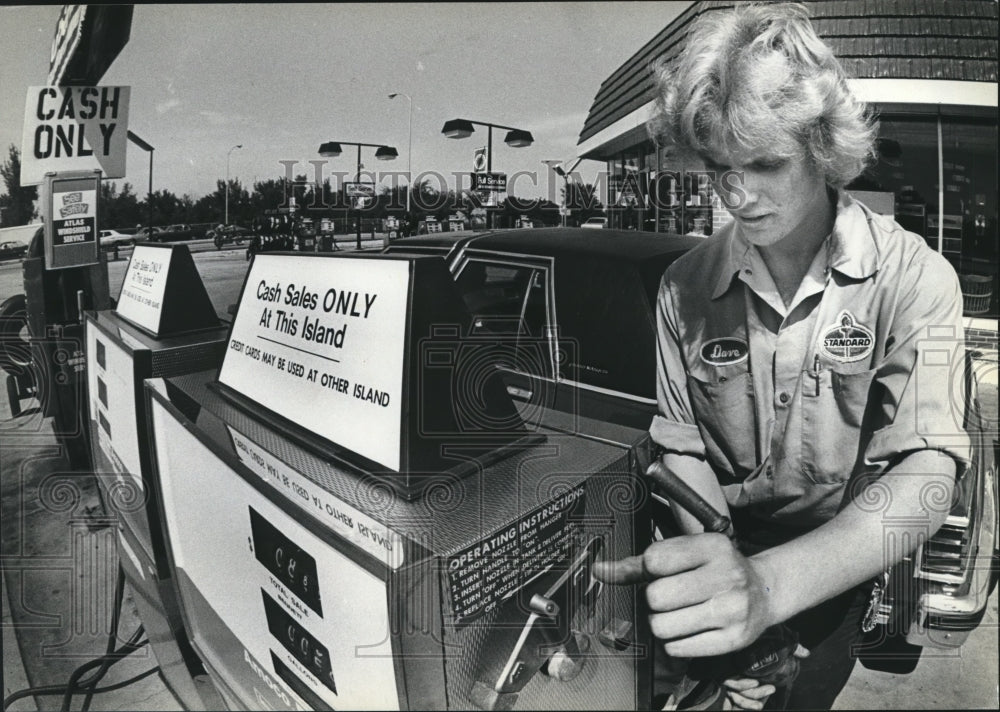 1982 Press Photo Dave Polzin Currie Park Standard Auto Center Employee Wisconsin - Historic Images