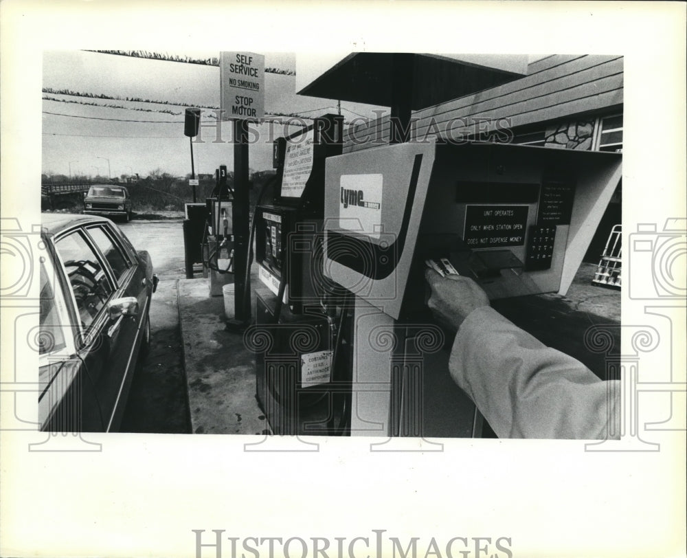 1984 Press Photo A motorist pays for gasoline at the Hometown service station-Historic Images