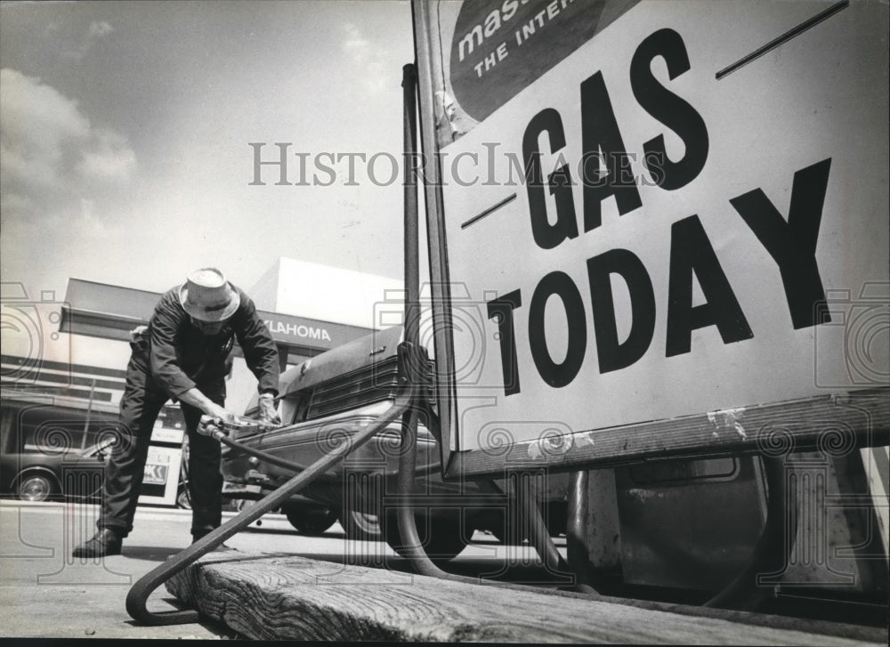 1980 Press Photo Lester Nowicki, manager at Haller&#39;s Service Station pumps gas - Historic Images