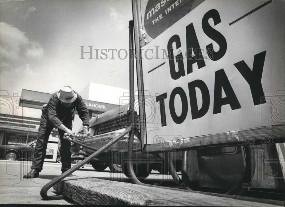 1980 Press Photo Lester Nowicki, manager at Haller's Service Station pumps gas - Historic Images