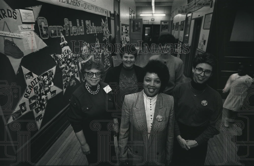 1990 Press Photo Audrey George and other teachers run Garfield Elementary School - Historic Images