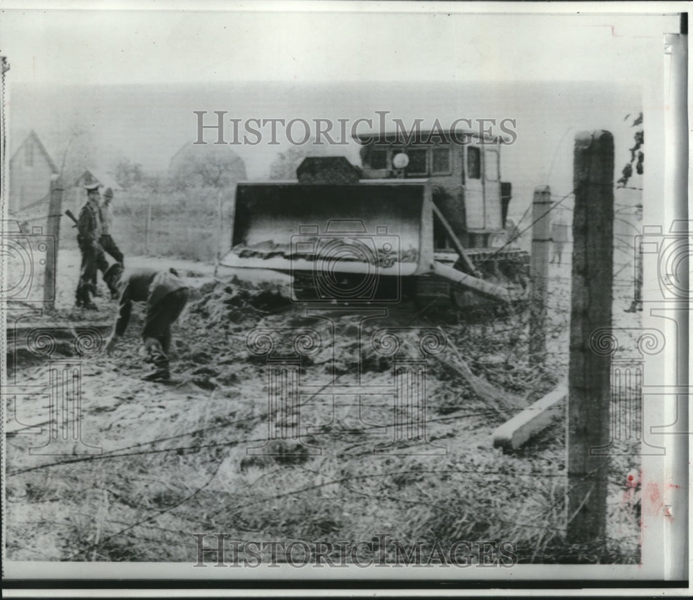 1966 Press Photo East German Guards Prepare to Bring Back Bulldozer - mjb21721 - Historic Images