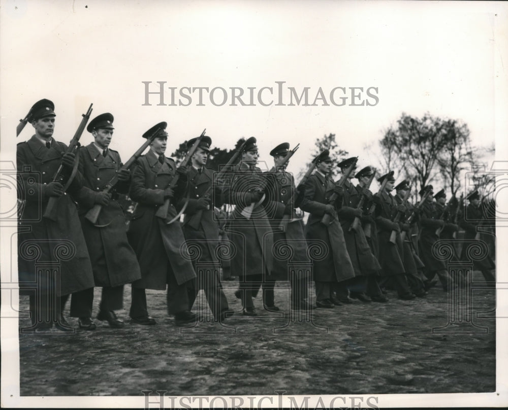 1951 Press Photo West Berlin Police Form a Chain, Armed with French Rifles - Historic Images