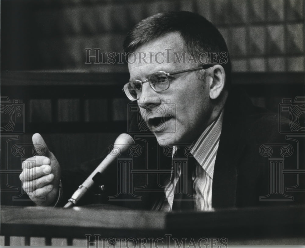 1980 Press Photo Jon Peter Genrich Speaks on Judicial System, Milwaukee - Historic Images