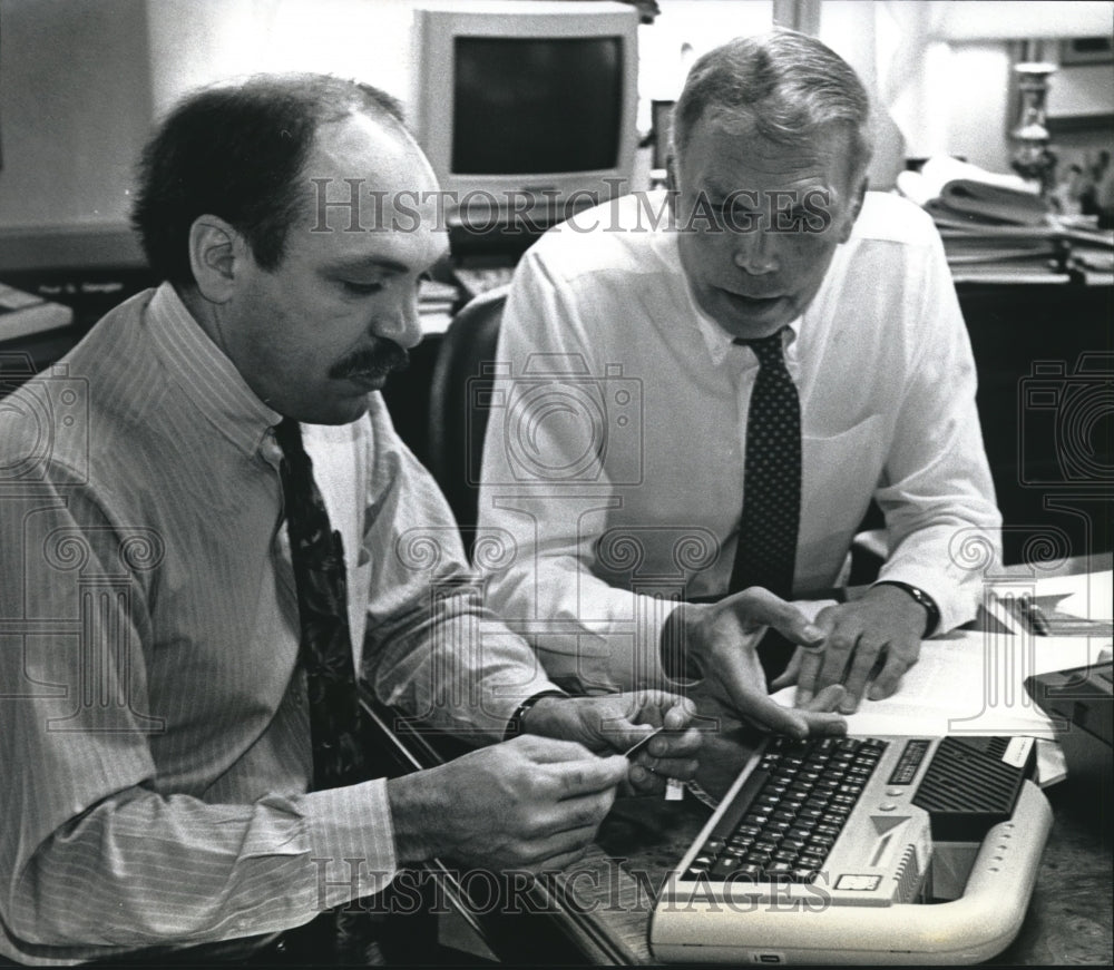 1992 Press Photo Principal Glen Schilling tries out W.H. Brady Company product - Historic Images