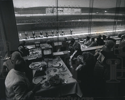 1990 Press Photo Patrons view dogs at Geneva Lakes Kennel Club track - mjb21829 - Historic Images