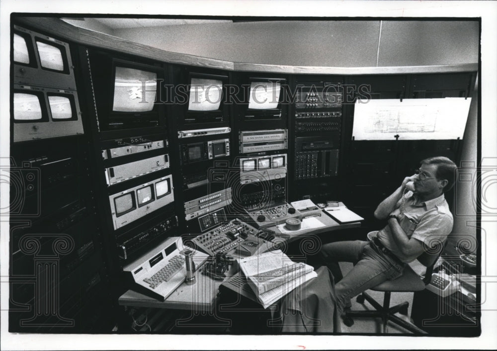 1990 Press Photo An electrician monitors the track at Geneva Lakes Kennel Club - Historic Images