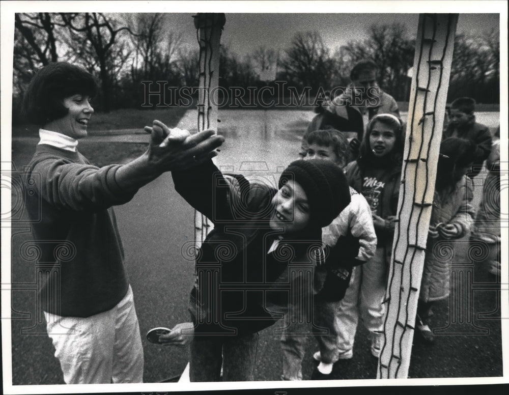 1991 Press Photo Barbara Wentworth high fives students as they cross finish line - Historic Images