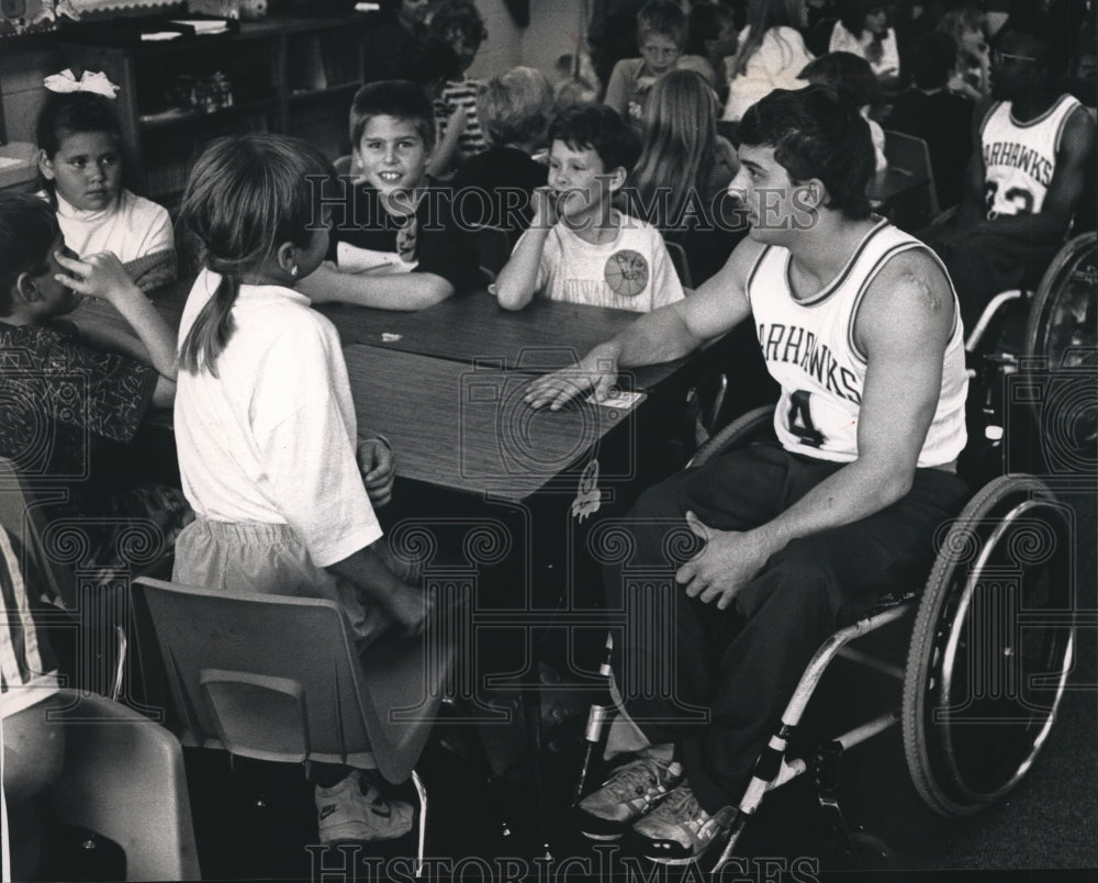 1992 Press Photo Whitewater player Harold Hack sits with Genesee Depot students - Historic Images