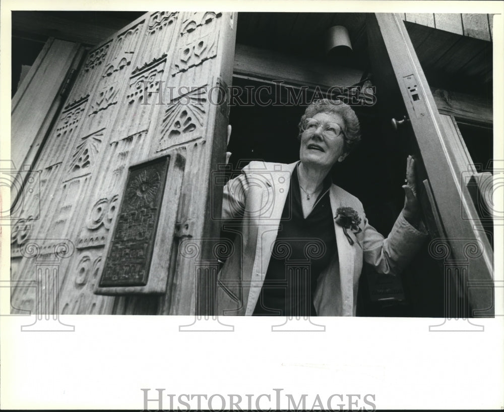 1980 Press Photo Elaine Georgeson at Brookfield Library doors which she donated - Historic Images