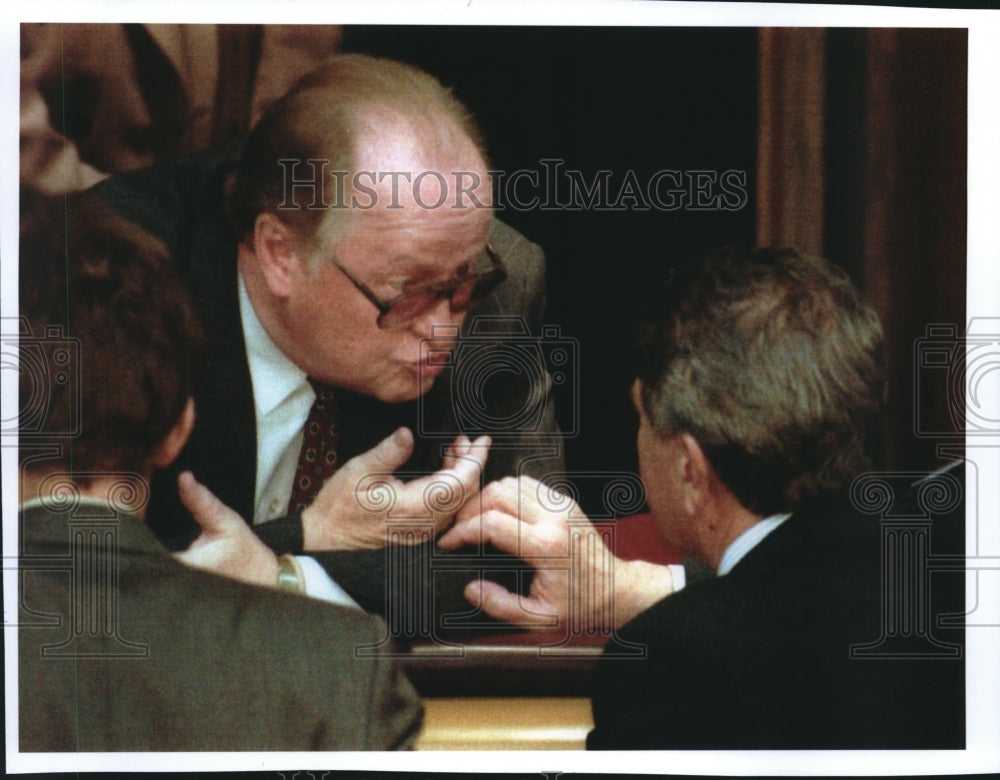 1994 Press Photo Boris Yeltsin talks with Viktor Geraschenko, Bank Chairman - Historic Images