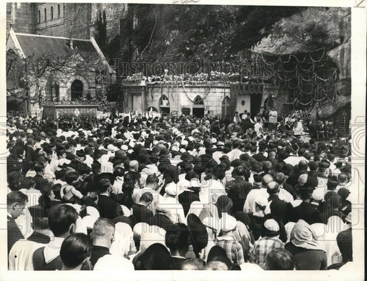 1935 Press Photo Over 100,000 Catholics in Lourdes, France, in show of peace - Historic Images