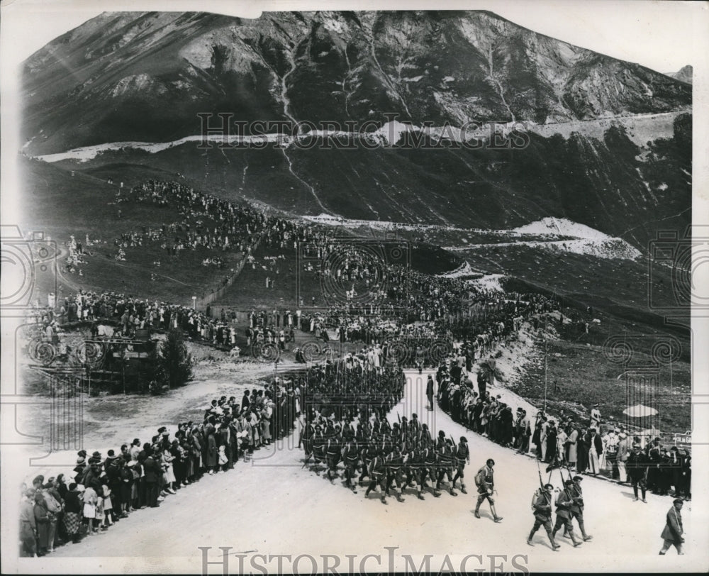 Press Photo French Onlookers Watch Alpine Army Units March Near Briancon - Historic Images