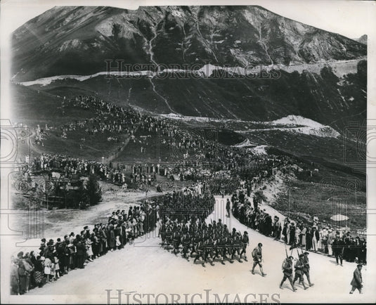 Press Photo French Onlookers Watch Alpine Army Units March Near Briancon - Historic Images
