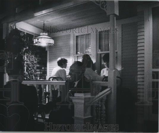 1969 Press Photo People on the re-created Twenties-era front porch of Gatsby's - Historic Images