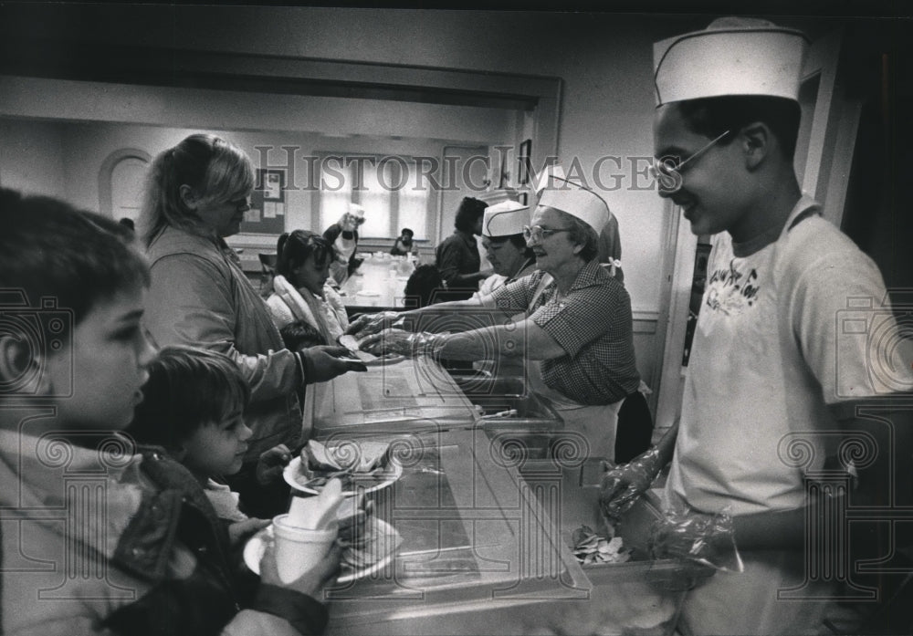 1988 Press Photo The Gathering Serves Up Meals, Saint Andrew's Church, Milwauke - Historic Images