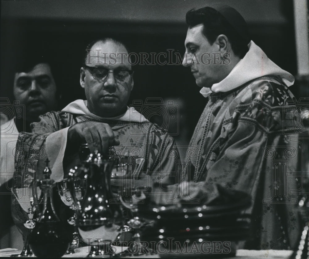 1974 Press Photo Father Philip Talmage and Bishop Charles T. Gaskell, Milwaukee - Historic Images